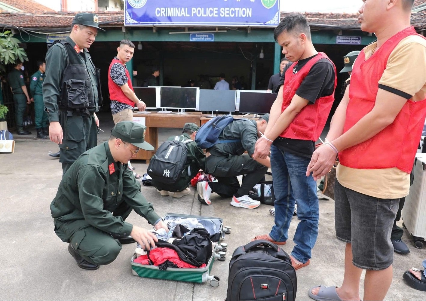 Lực lượng chức năng kiểm tra hành lý các đối tượng trong đường dây lừa đảo công nghệ cao. Lực lượng chức năng kiểm tra hành lý các đối tượng trong đường dây lừa đảo công nghệ cao.