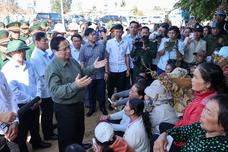 Thủ tướng Chính phủ Phạm Minh Chính động viên các hộ dân chịu thiệt hại nặng tại xã Đề Gi sớm vượt qua khó khăn trong chuyến công tác thăm, tặng quà người dân và chỉ đạo khắc phục hậu quả do bão số 13 tại tỉnh Gia Lai, sáng 13/11.