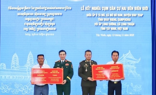 Đại tướng Phan Văn Giang và Đại tướng Tea Seiha trao quà đến cán bộ, nhân dân 2 ấp