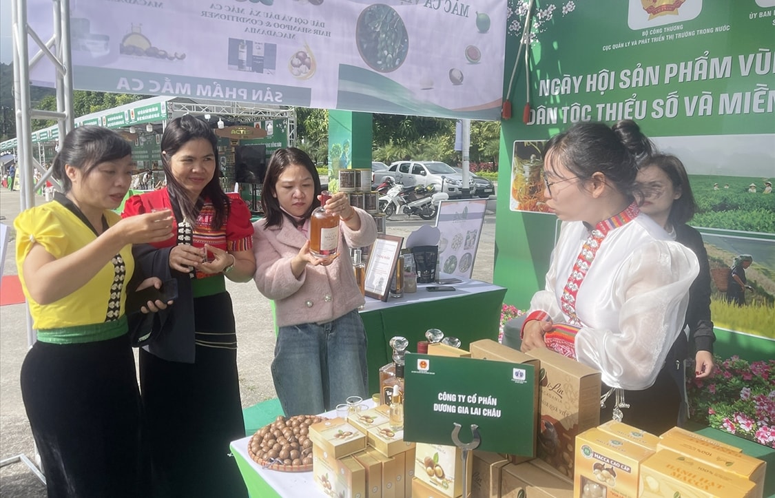 Du khách tham quan các gian hàng được trưng bày trong Ngày hội sản phẩm vùng đồng bào DTTS và miền núi phía Bắc (ảnh Trọng Bảo)