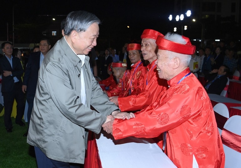 Tổng Bí thư Tô Lâm thăm hỏi các bậc cao niên. (Ảnh: ĐĂNG KHOA) 