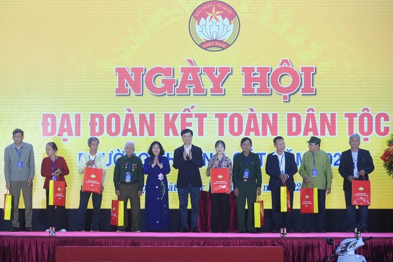 Đồng chí Bùi Thị Minh Hoài và đồng chí Nguyễn Duy Ngọc trao quà tặng Nhân dân phường Thượng Cát. (Ảnh: ĐĂNG KHOA) 