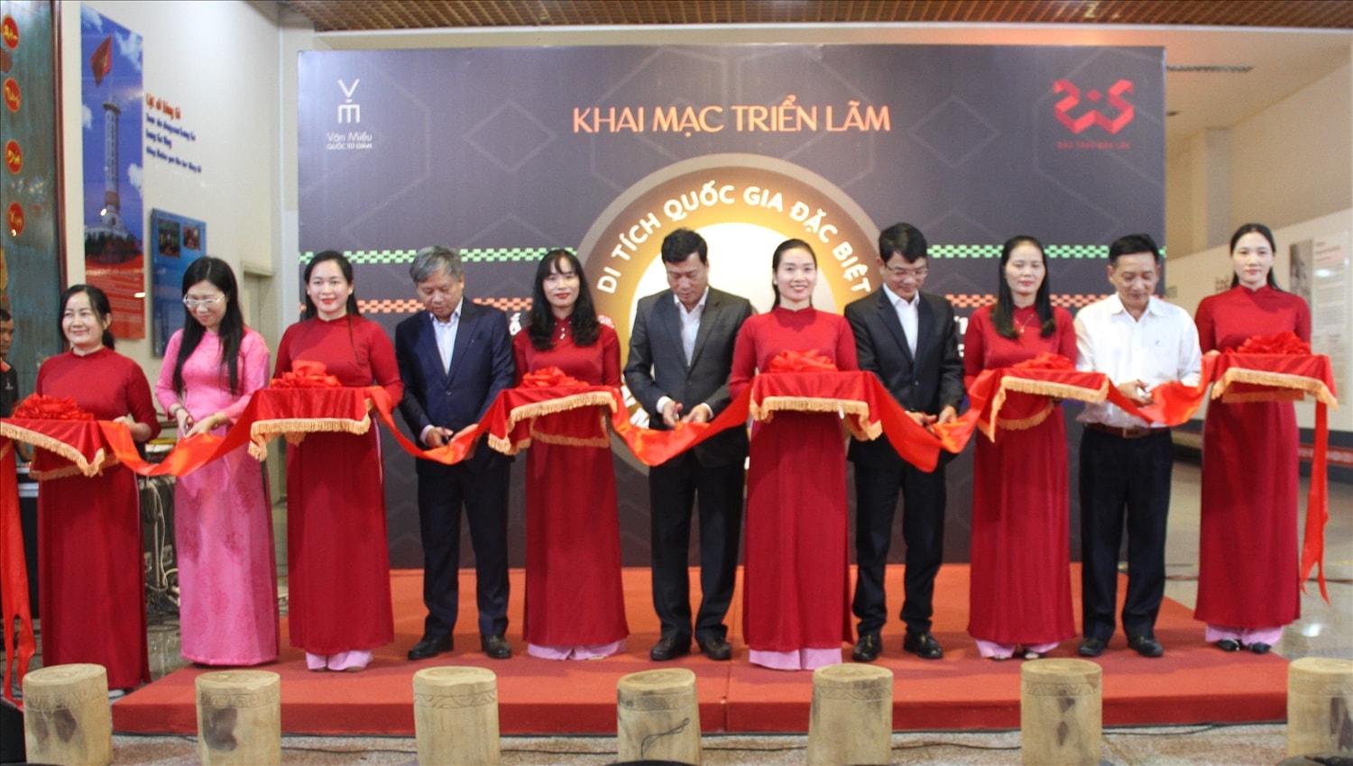 Các đại biểu cắt băng khai mại triển lãm