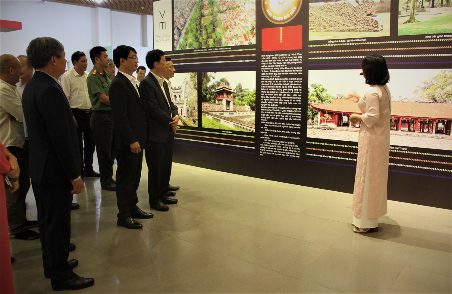 Đại biểu, du khách thăm quan triển lãm
