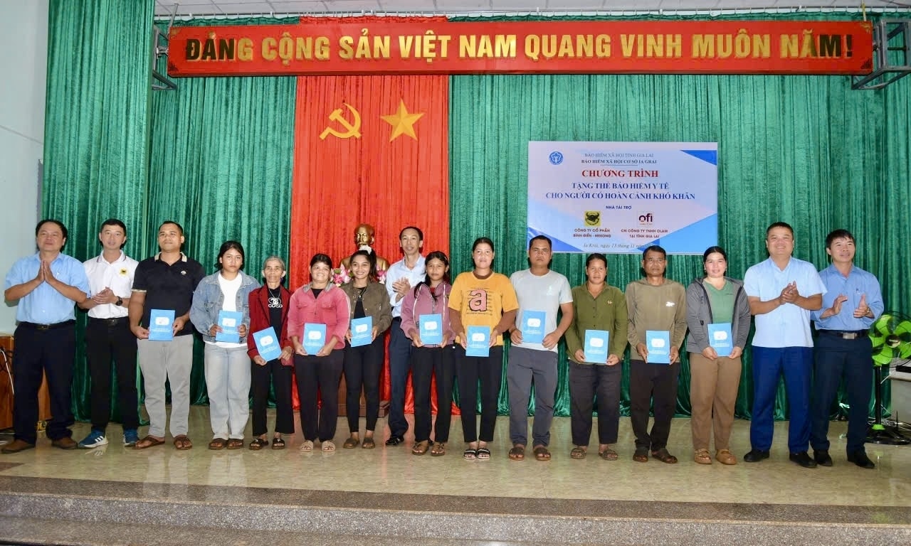 Đại diện BHXH tỉnh cùng các nhà tài trợ, hảo tâm trao thẻ BHYT cho người dân có hoàn cảnh khó khăn