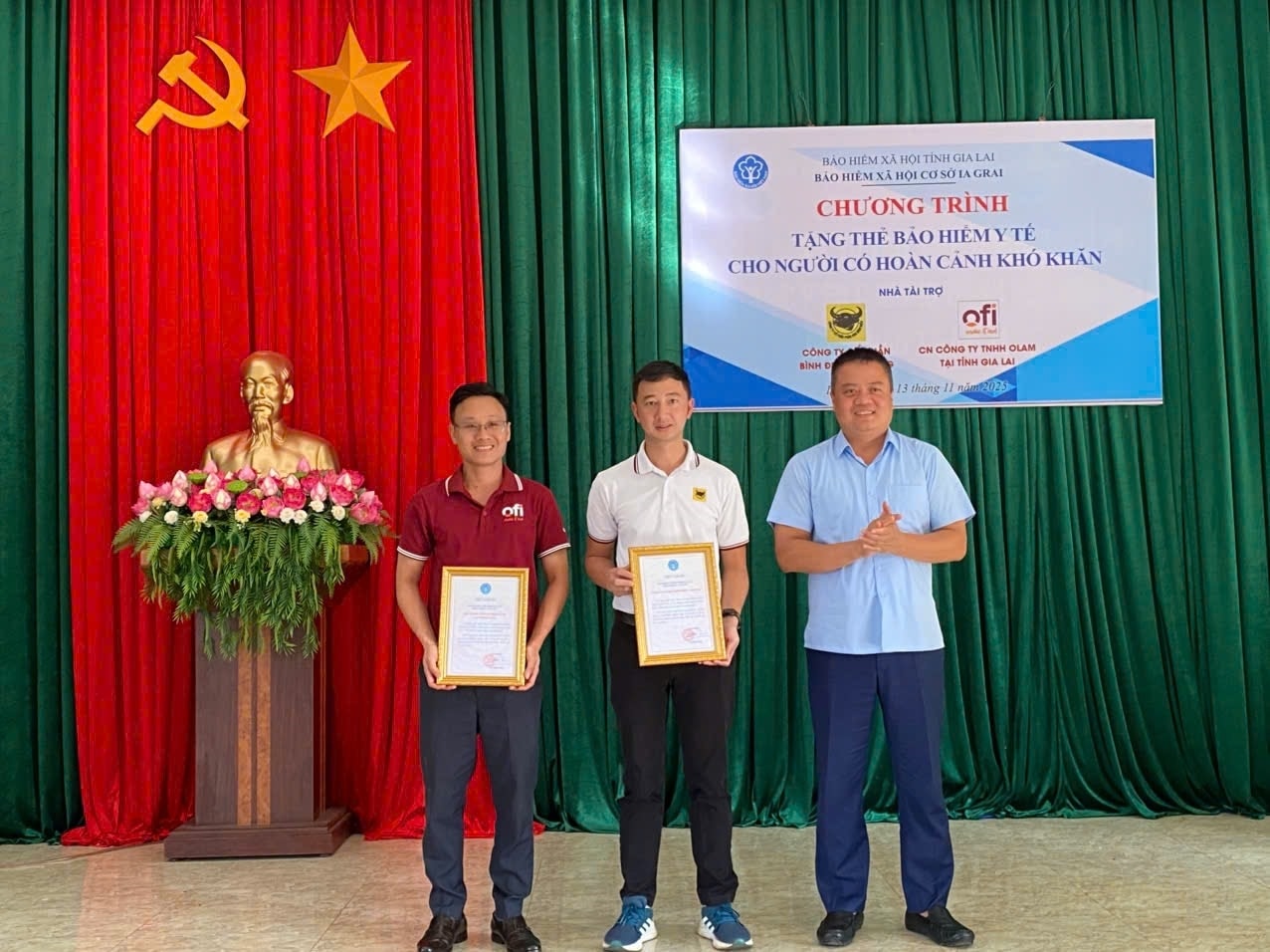 Giám đốc BHXH tỉnh Vũ Mạnh Chữ trao thư cảm ơn các đơn vị đã hỗ trợ mua tặng thẻ BHYT cho người dân 