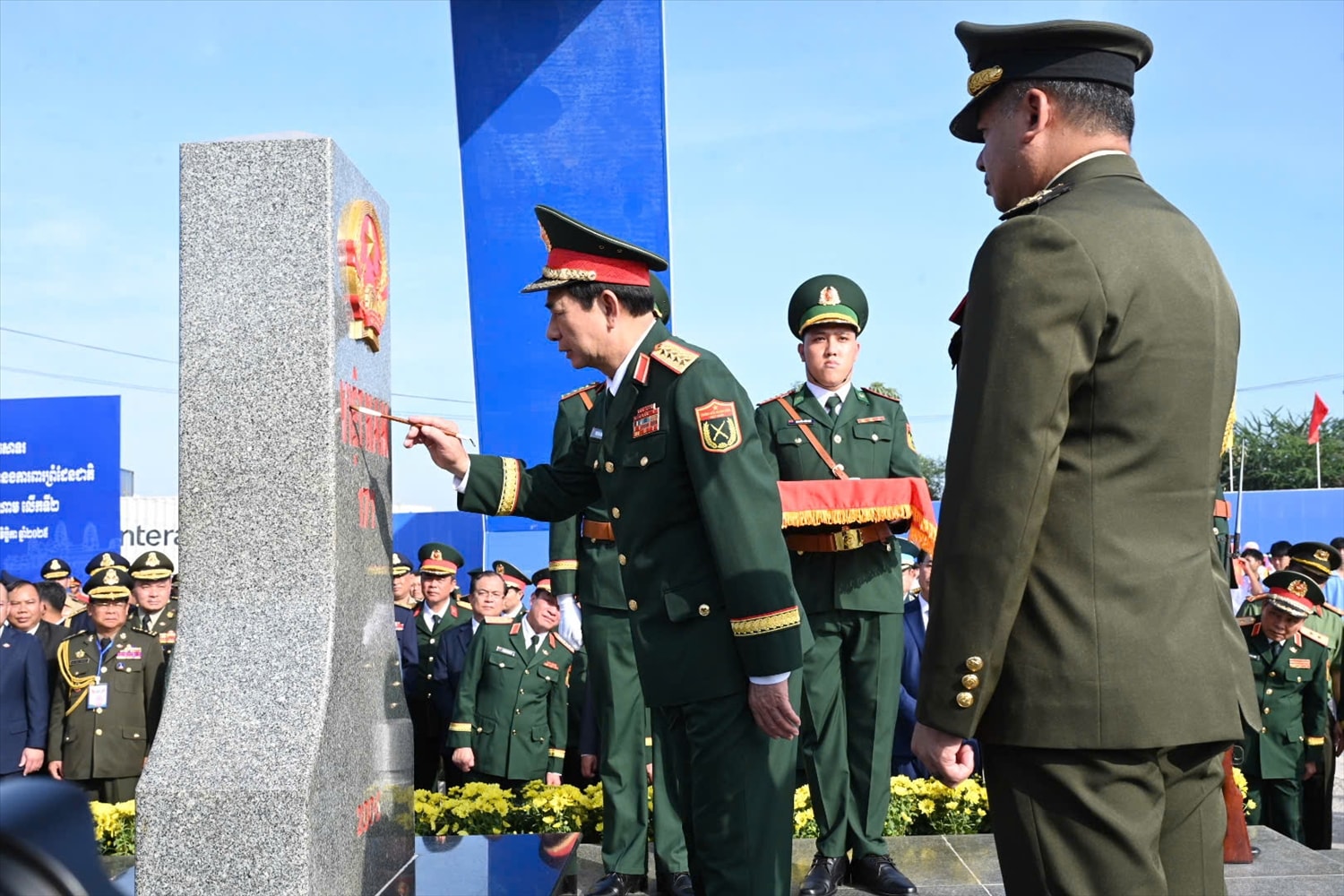 Đại tướng Phan Văn Giang thực hiện nghi thức to son cột mốc với sự chứng kiến của Đại tướng Tea Seiha