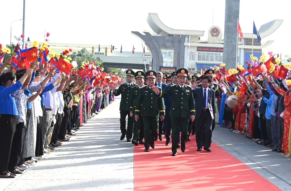 Đoàn lãnh đạo cấp cao Bộ Quốc phòng Việt Nam đến Cửa Khẩu Quốc tế Mộc Bài , tỉnh Tây Ninh  làm thủ tục sang Campuchia bắt đầu các hoạt động tại tỉnh Svay Rieng 