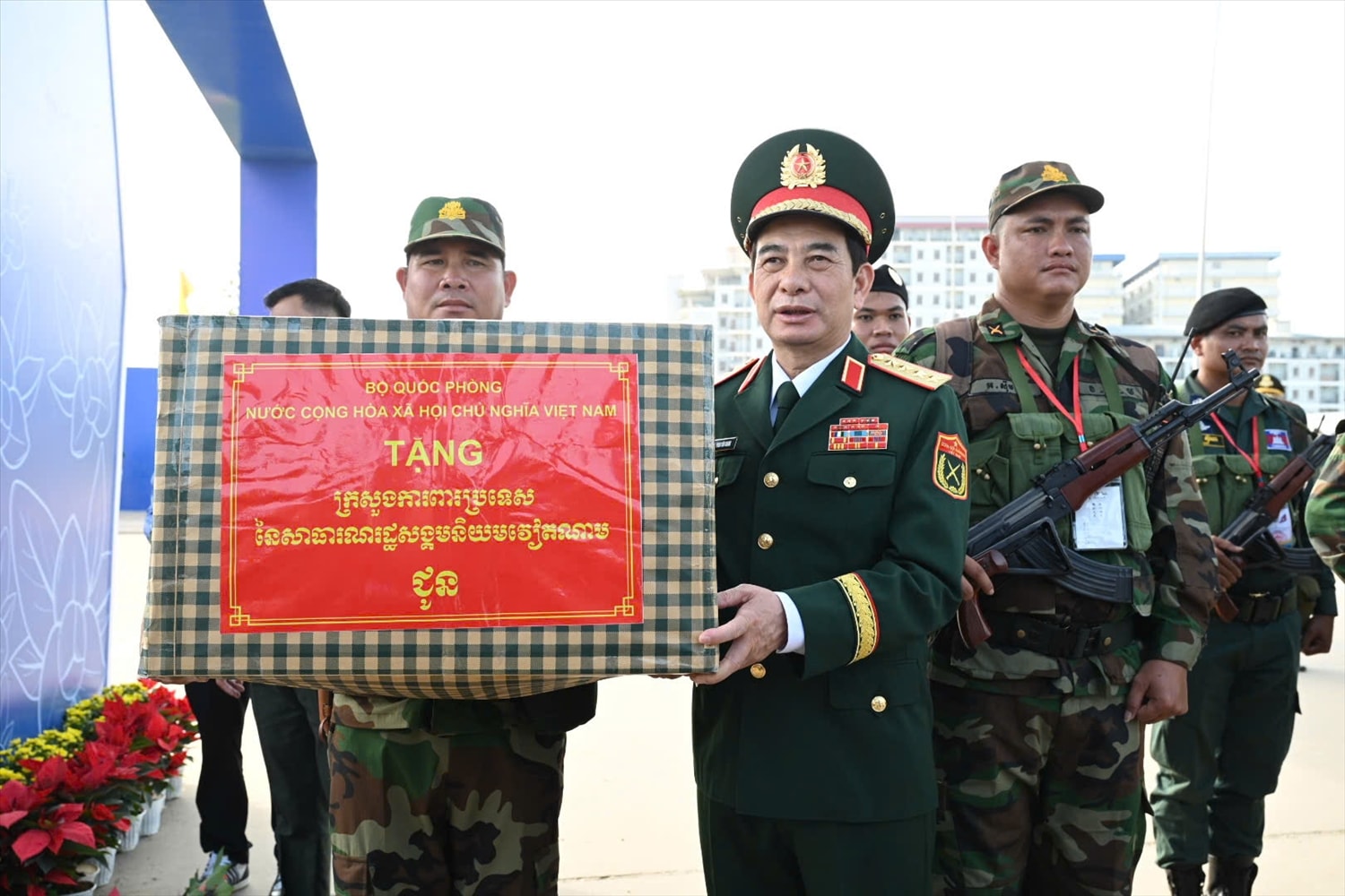 Đại tướng Phan Văn Giang, tặng quà lực lượng tham gia tuần tra tại Cửa khẩu quốc tế Bavet, tỉnh Svay Riêng 