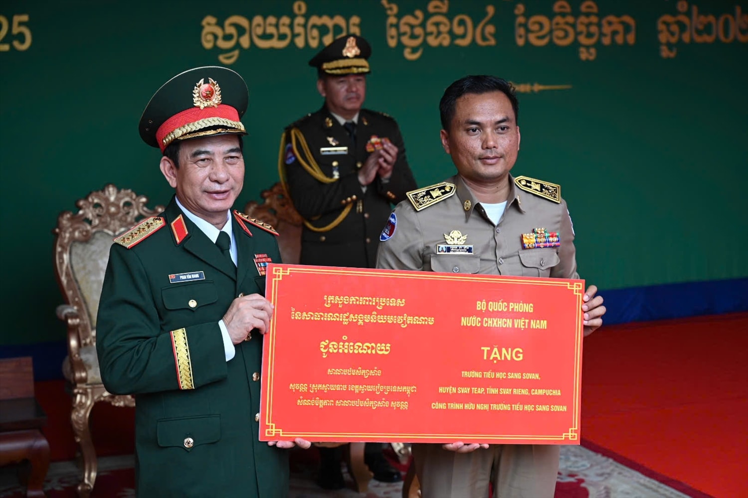 Bộ Trưởng Bộ Quốc Phòng Việt Nam trao bảng tượng trưng tặng kinh phí xây dựng Trường Tiểu học Sang So Van Bộ Trưởng Bộ Quốc Phòng Việt Nam trao bảng tượng trưng tặng kinh phí xây dựng Trường Tiểu học Sang So Van