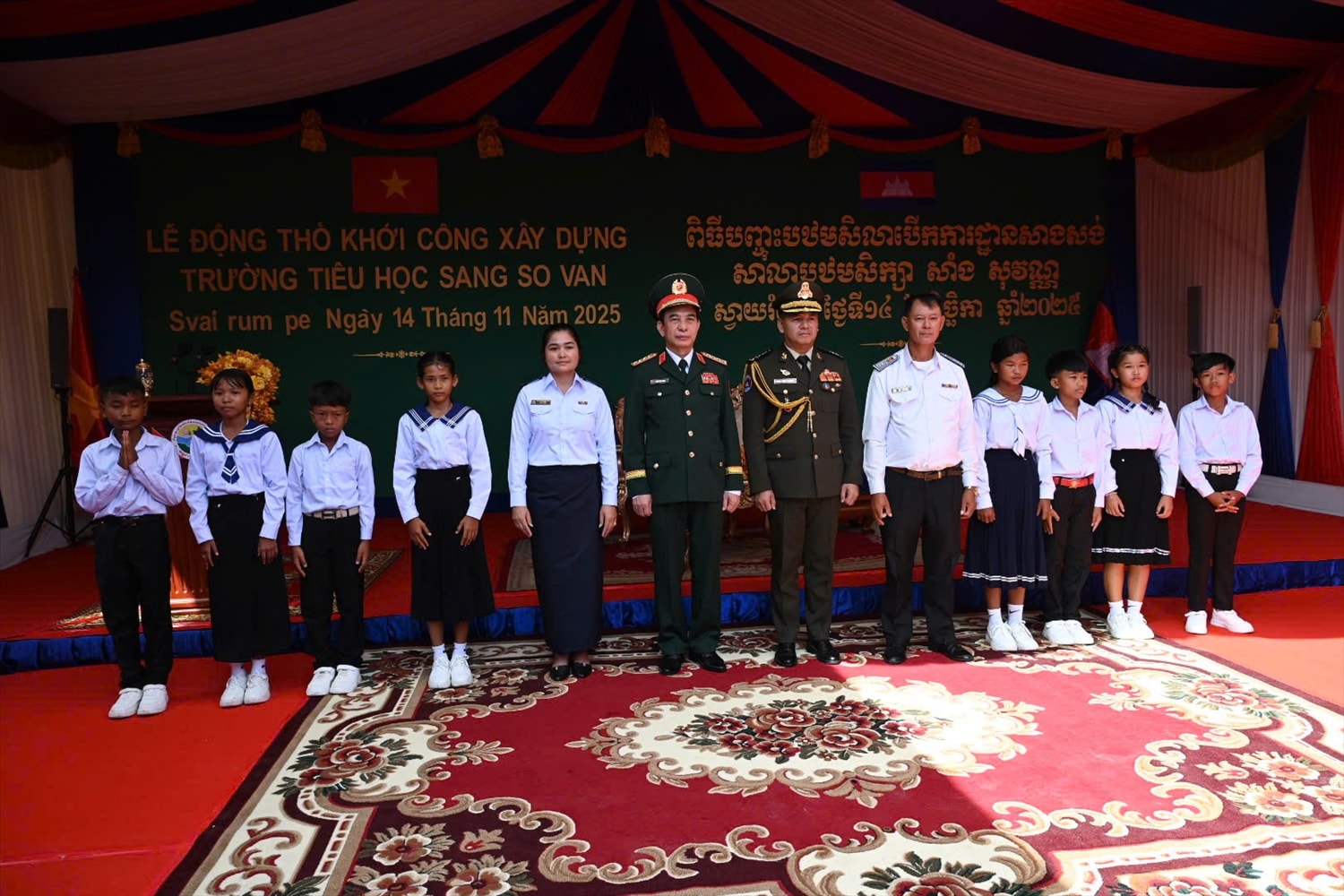 Bộ trưởng Bộ Quốc phòng hai nước chụp ảnh lưu niệm cùng Ban Giám hiệu và các em học sinh Trường Tiểu học Sang So Van Bộ trưởng Bộ Quốc phòng hai nước chụp ảnh lưu niệm cùng Ban Giám hiệu và các em học sinh Trường Tiểu học Sang So Van