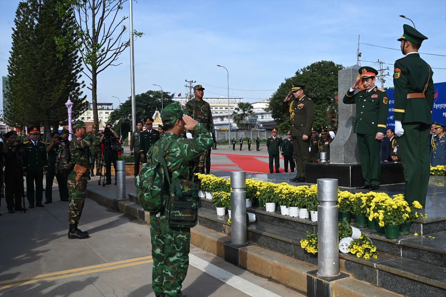 Sau khi thực hiện nghi thức tô son cột mốc bộ trưởng Bộ Quốc phòng hai nước chứng kiến tuần tra chung giữa lực lượng quản lý, bảo vệ biên giới hai nước