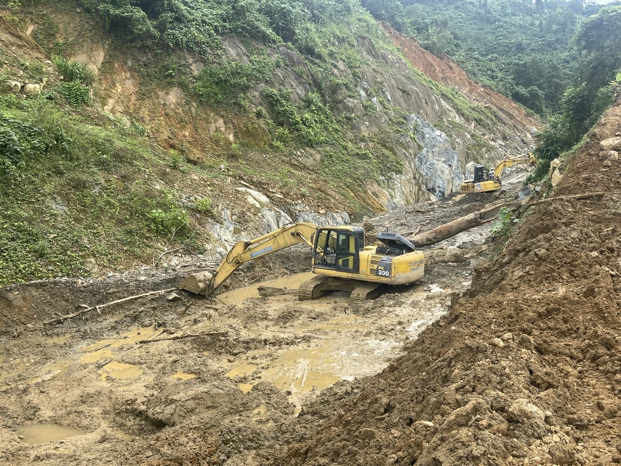 Ghi nhận cho thấy, đến trưa 12/11, tại tại khu vực sạt lở ở Km84 trên Quốc lộ 14E vẫn còn ngổn ngang. (Ảnh Huy Trường)