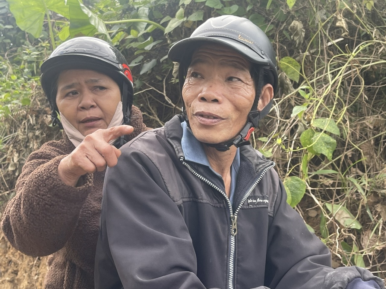 Người dân phản ánh việc sạt lở gây chia cắt giao thông nhiều ngày trên đoạn Quốc lộ 14E qua xã Phước Hiệp. (Ảnh Huy Trường)