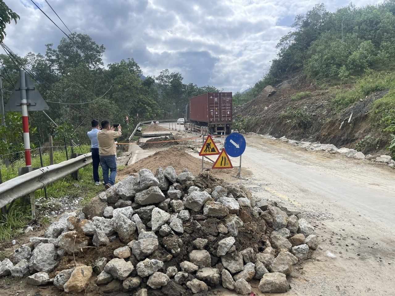 Lực lượng chức năng cắm biển cảnh báo, hạn chế phương tiện qua lại. (Ảnh Huy Trường)