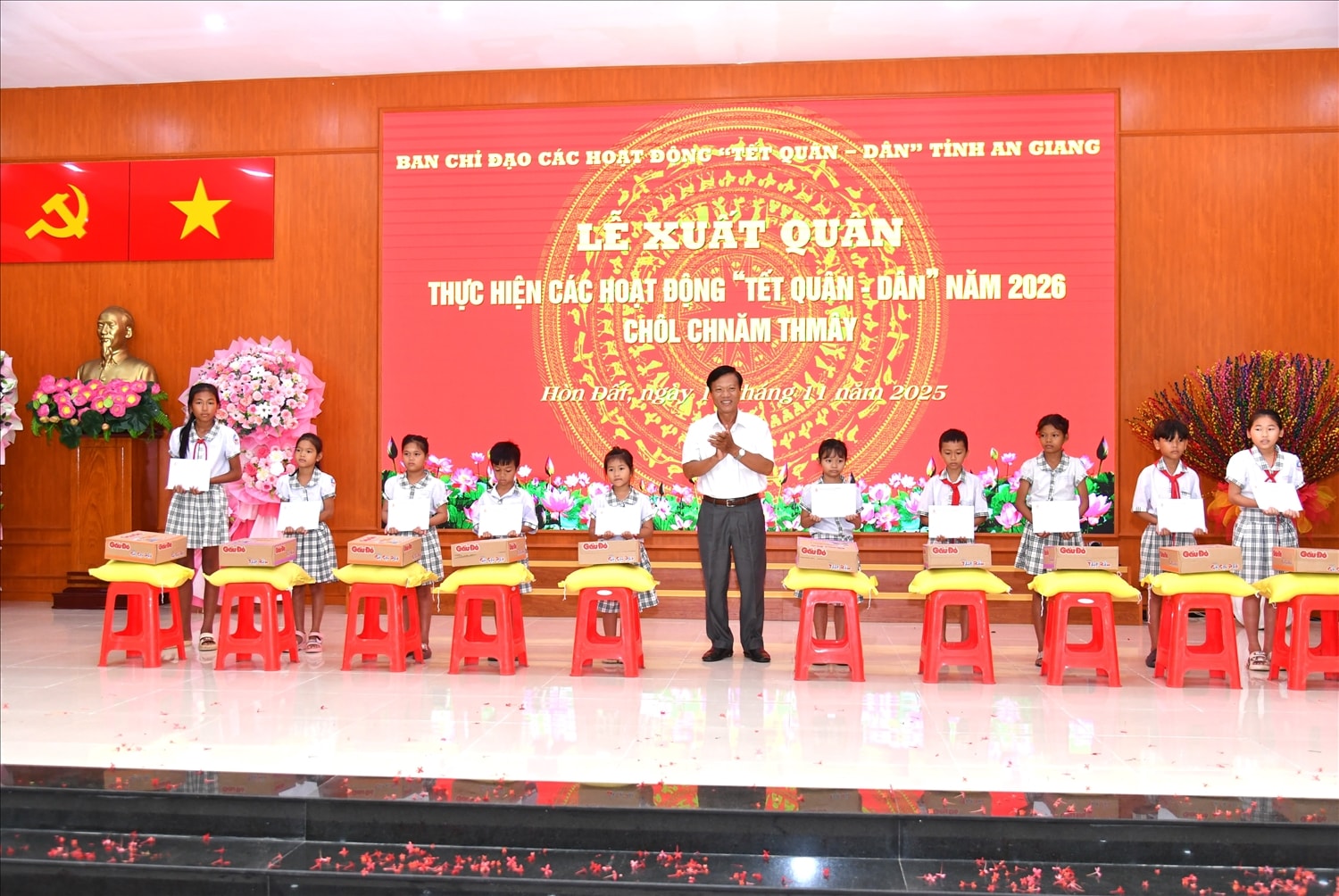 Hội nạn nhân chất độc da cam/ Dioxin tỉnh trao tặng quà và học bổng cho các em học sinh dân tộc Khmer vượt khó, học giỏi trên địa bàn xã Hòn Đất Hội nạn nhân chất độc da cam/ Dioxin tỉnh trao tặng quà và học bổng cho các em học sinh dân tộc Khmer vượt khó, học giỏi trên địa bàn xã Hòn Đất