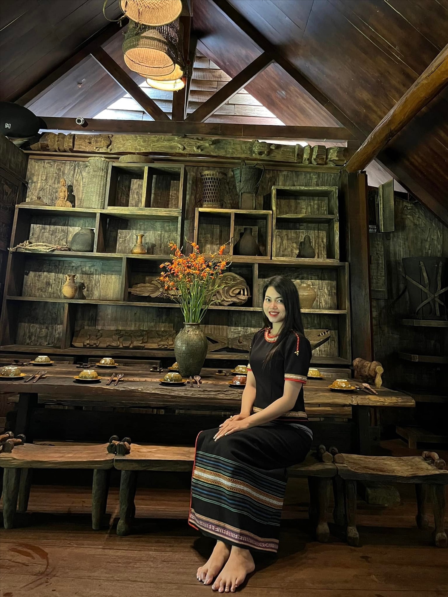 H’Zu Ni Niê trong không gian văn hóa nhà dài ở buôn cổ Ako Dhong, tỉnh Đắk Lắk