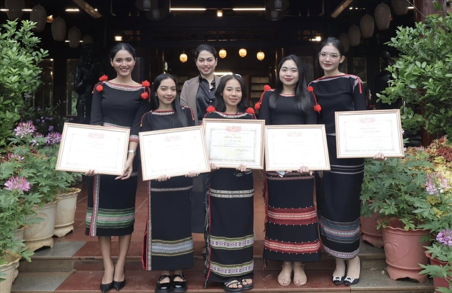 H’Zu Ni Niê (ở giữa hàng trên) cùng nhiều chị em phụ nữ trong buôn góp phần bảo tồn và phát huy văn hóa Ê Đê.