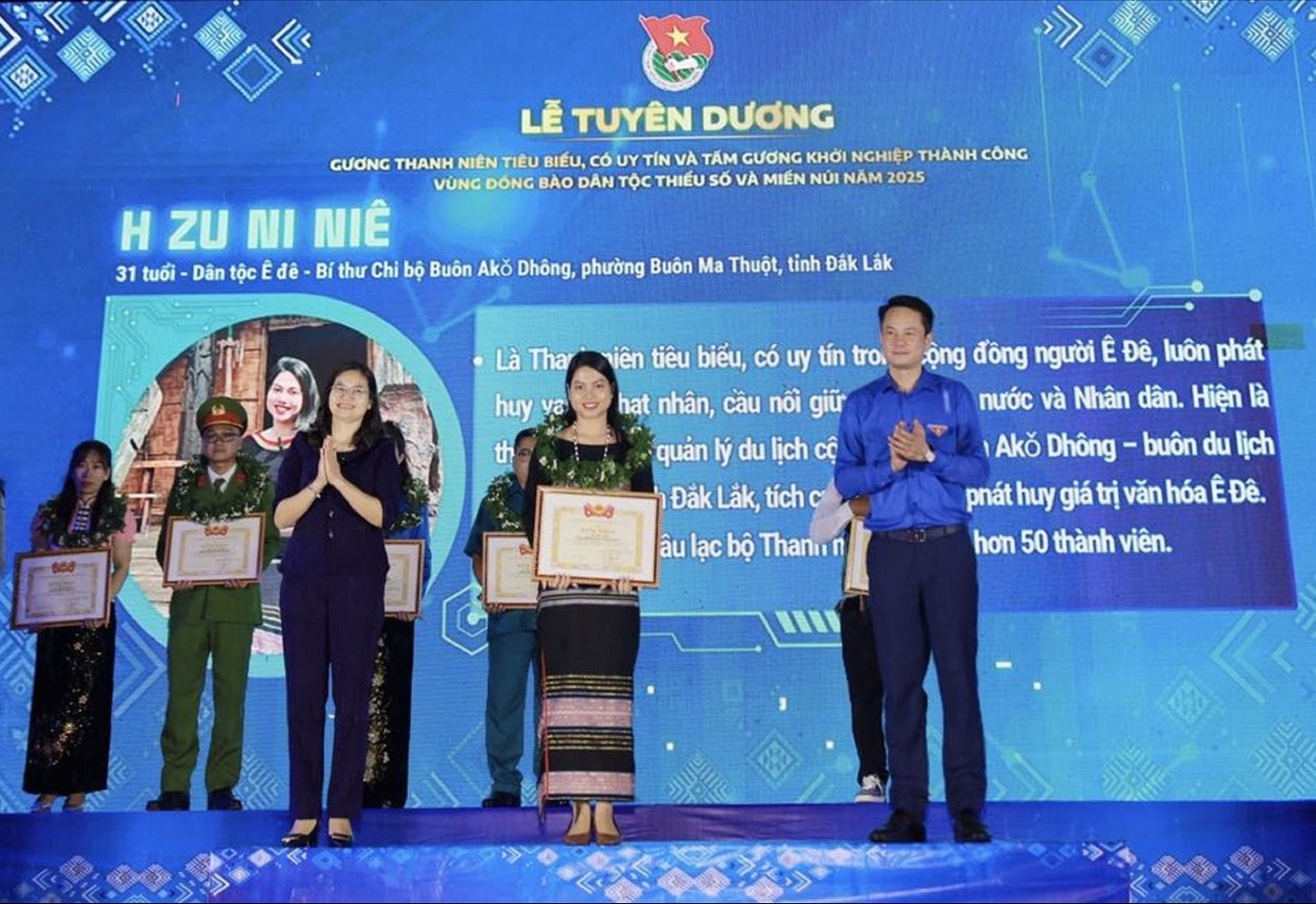 H Zu Ni Niê ở buôn cổ Ako Dhong, tỉnh Đắk Lắk - một trong 27 gương mặt tiêu biểu được Trung ương Đoàn TNCS Hồ Chí Minh tặng Bằng khen tại Lễ Tuyên dương gương thanh niên tiêu biểu, có uy tín, tấm gương khởi nghiệp thành công ở vùng đồng bào DTTS miền núi năm 2025.