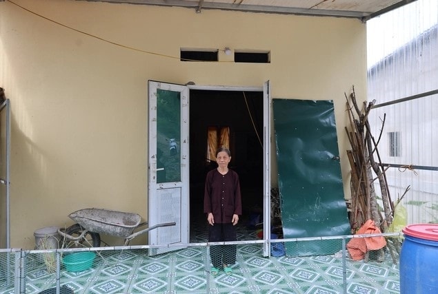 Ngôi nhà mới hoàn thiện mang đến sự ấm áp, bình yên cho các hộ dân trước mùa mưa bão. Ngôi nhà mới hoàn thiện mang đến sự ấm áp, bình yên cho các hộ dân trước mùa mưa bão.