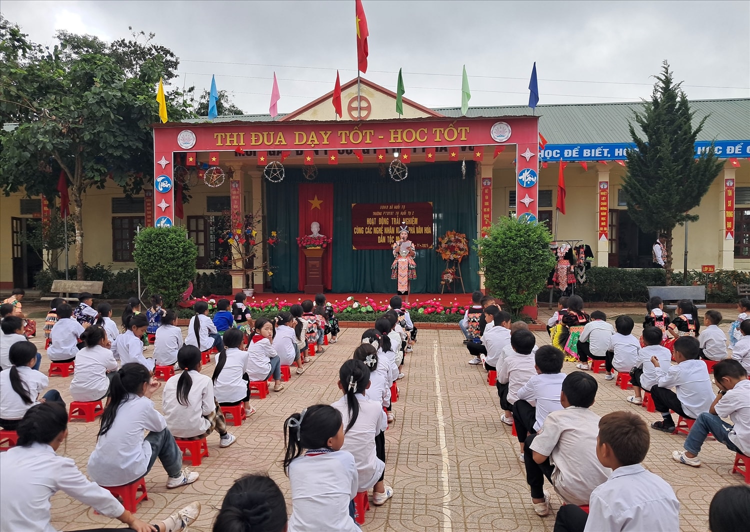 Những buổi học ngoại khóa về văn hóa truyền thống đã truyền cảm hứng học tập của học sinh vùng cao.