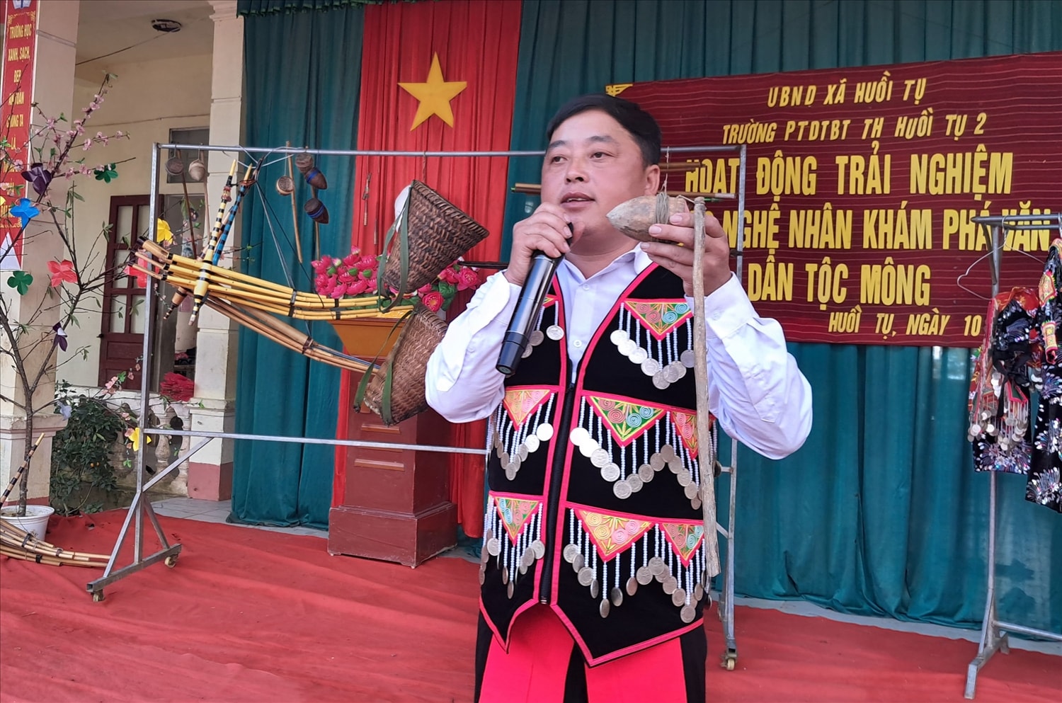 Nghệ nhân giới thiệu con “chọi gụ” (hay còn gọi là chọi cù, chơi gụ) - trong  trò chơi dân gian truyền thống của đồng bào Mông, thường được tổ chức vào các dịp Tết hoặc lễ hội mùa Xuân.