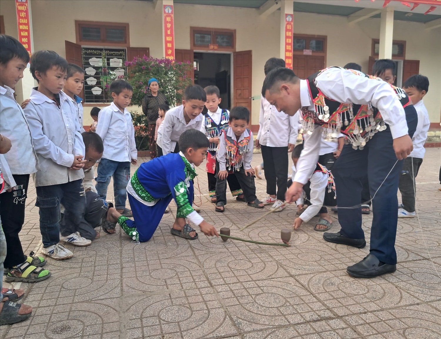 Các em học sinh nam hào hứng, phấn khích với các trò chơi dân gian