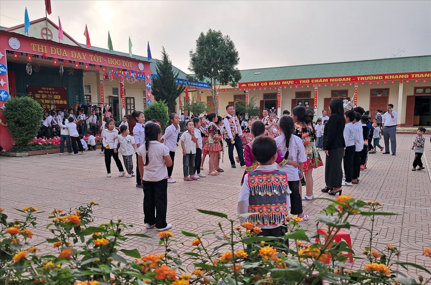 Những hoạt động trải nghiệm “Đưa văn hóa dân tộc vào trường học” đã trở thành một môn học ngoại khóa thú vị, sáng tạo tại các trường học ở vùng cao.