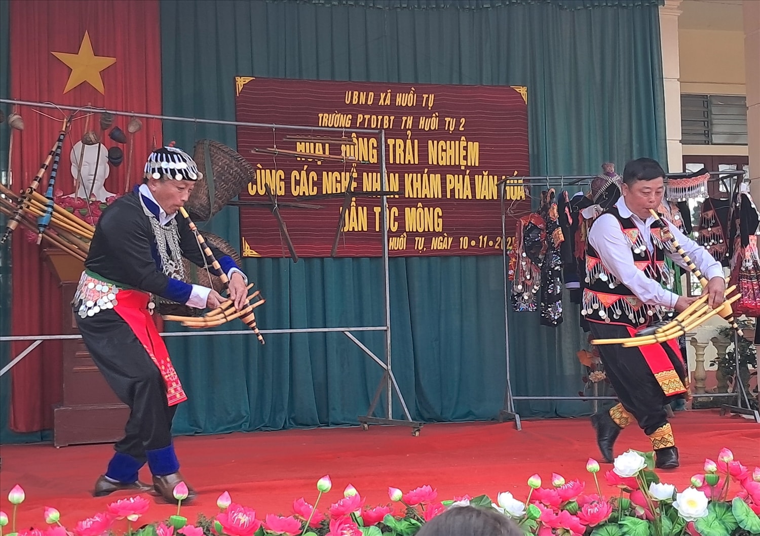 Các nghệ nhân biểu diễn một tiết mục múa khèn Mông tại buổi học ngoại khóa của Trường Phổ thông Dân tộc Bán trú Tiểu học Huồi Tụ 2, xã Huồi Tụ, tỉnh Nghệ An.