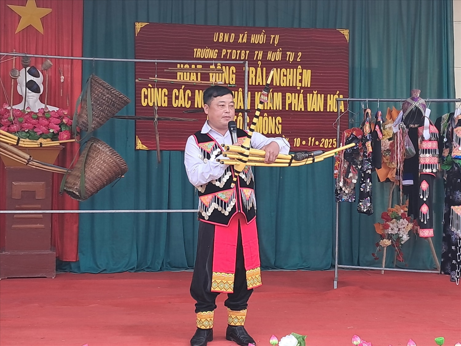 Nghệ nhân hướng dẫn học sinh cách làm và ý nghĩa của khèn Mông.
