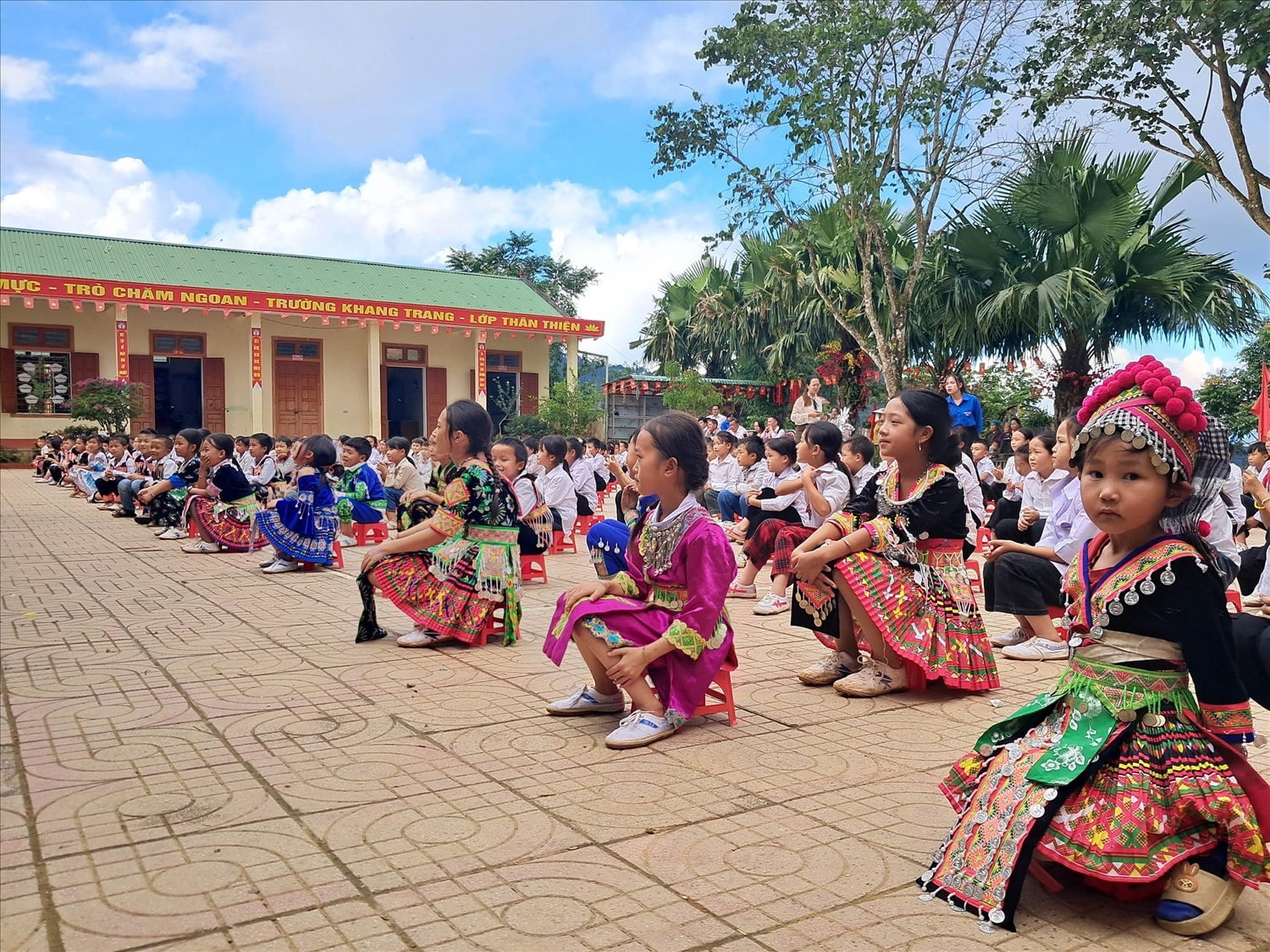Các em học sinh DTTS của Trường PTDTBT Tiểu học Huồi Tụ 2.