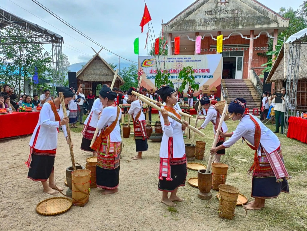 Văn hoá truyền thống của đồng bào DTTS luôn cuốn hút du khách. (Ảnh: T.N)