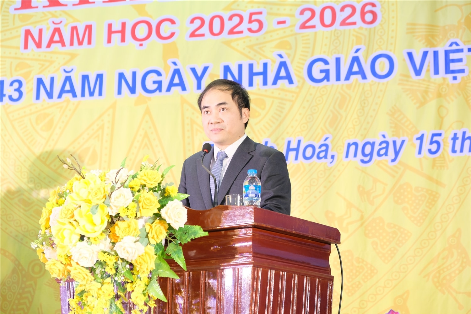 Ông Lê Lâm, Hiệu trưởng Trường Dự bị Đại học Sầm Sơn phát biểu tại Lễ khai giảng Ông Lê Lâm, Hiệu trưởng Trường Dự bị Đại học Sầm Sơn phát biểu tại Lễ khai giảng