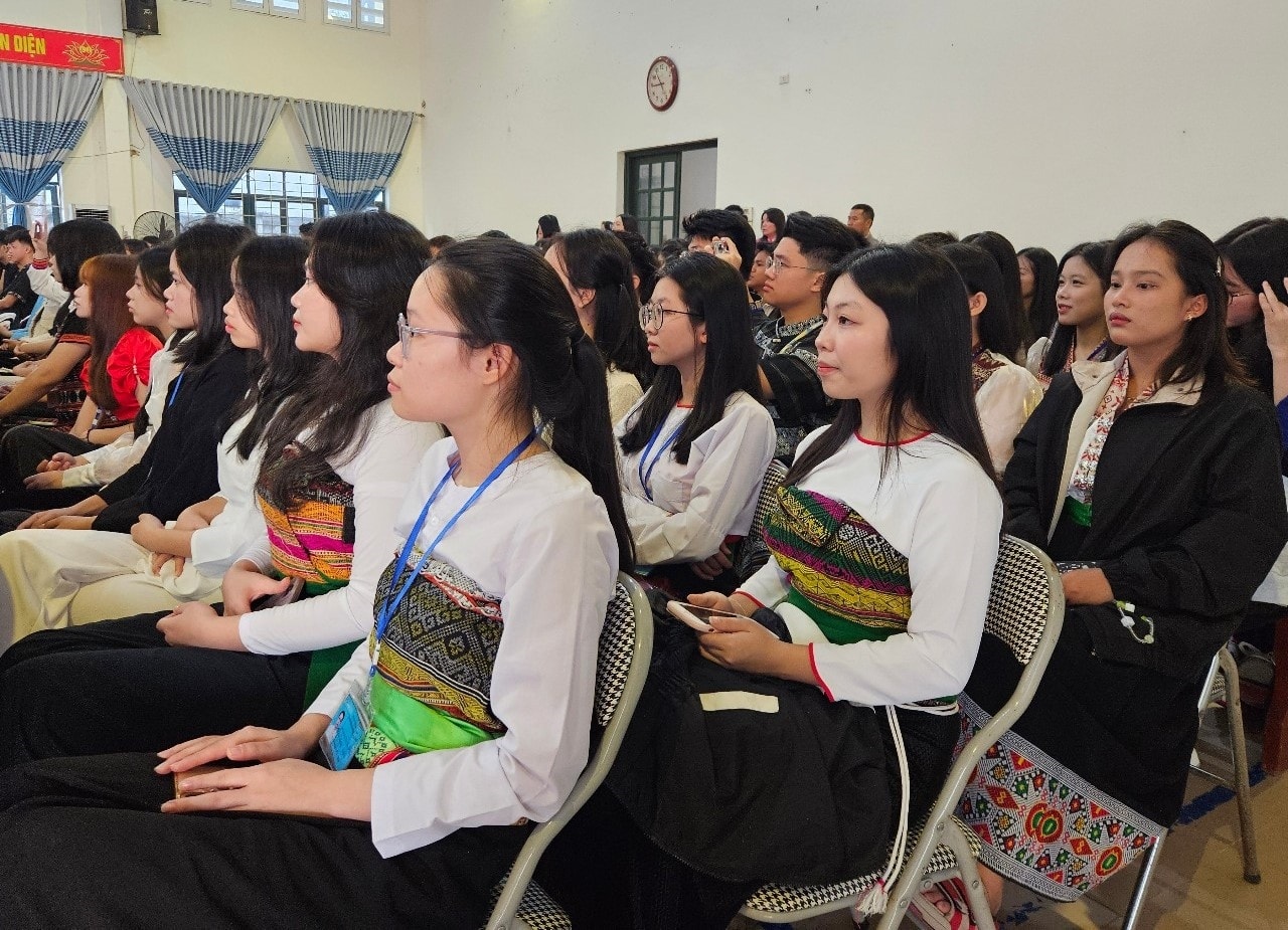 Các em học sinh tham dự Lễ khai giảng Các em học sinh tham dự Lễ khai giảng
