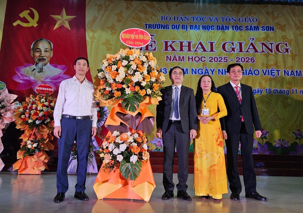 Đại diện Bộ Dân tộc và Tôn giáo tặng hoa chúc mừng Đại diện Bộ Dân tộc và Tôn giáo tặng hoa chúc mừng