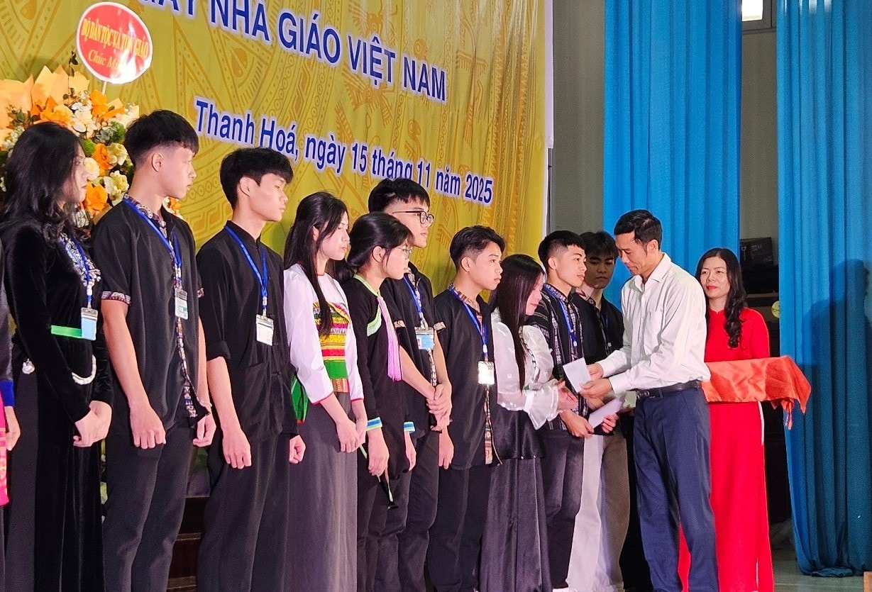 Đại diện Bộ Dân tộc và Tôn giáo tặng quà học bổng cho các em học sinh có hoàn cảnh khó khăn vươn lên trong học tập Đại diện Bộ Dân tộc và Tôn giáo tặng quà học bổng cho các em học sinh có hoàn cảnh khó khăn vươn lên trong học tập