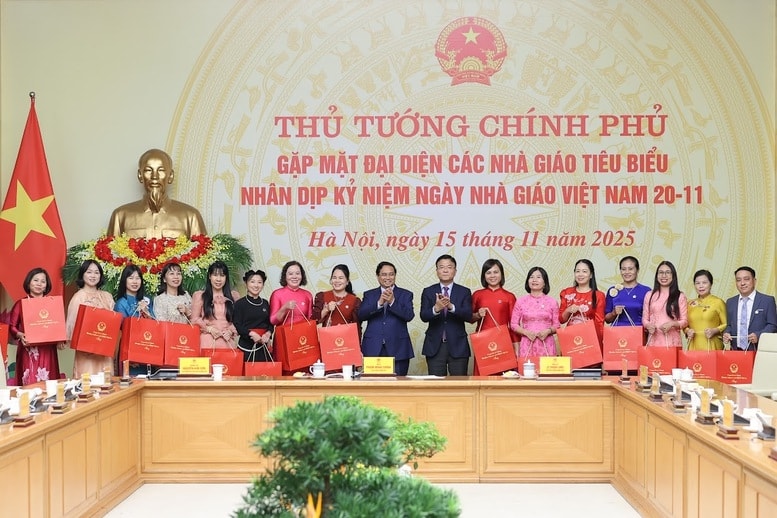Thủ tướng tặng quà các nhà giáo tiêu biểu - Ảnh: VGP/Nhật Bắc