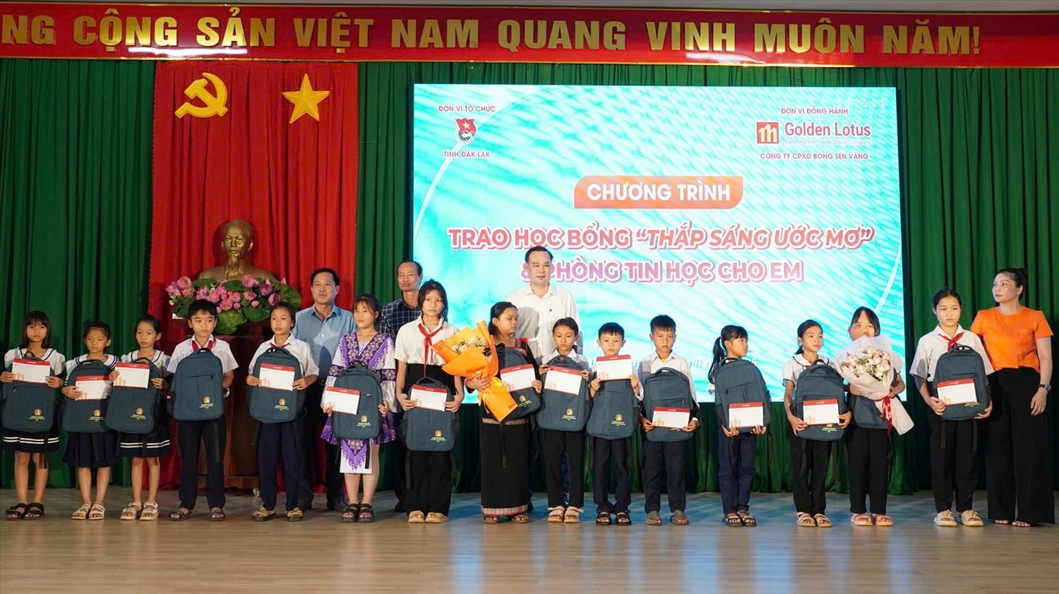 Ban tổ chức trao nhiều suất học bổng “Thắp sáng ước mơ” cho học sinh vùng sâu, vùng xa, chịu ảnh hưởng thiên tai