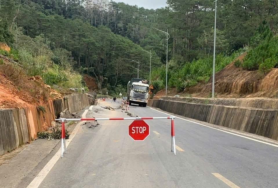Sở Xây dựng tỉnh Quảng Ngãi đã đặt biển cảnh báo tại khu vực sụt lún trên quốc lộ 24. (Ảnh: Sở Xây dựng tỉnh Quảng Ngãi)
