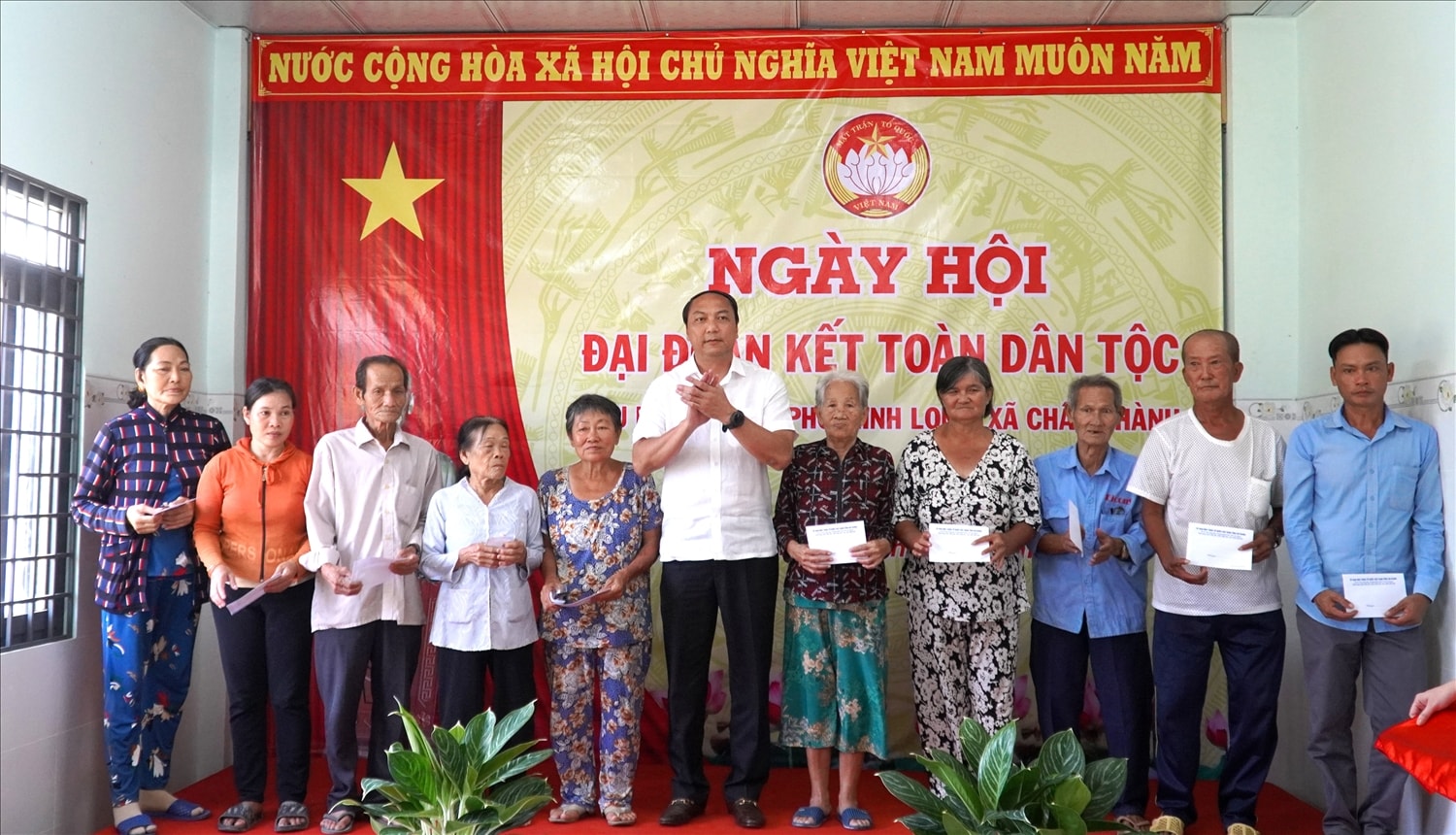 Ông Lâm Minh Thành, Chủ tịch HĐND tỉnh An Giang trao quà tại Ngày hội