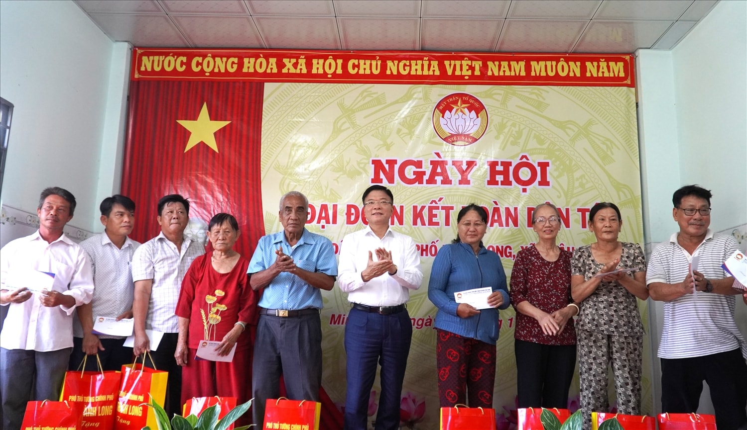 Phó Thủ tướng Lê Thành Long, tặng quà đến các hộ gia đình chính sách  tại Ngày hội đại đoàn kết toàn dân tộc khu phố Minh Long 