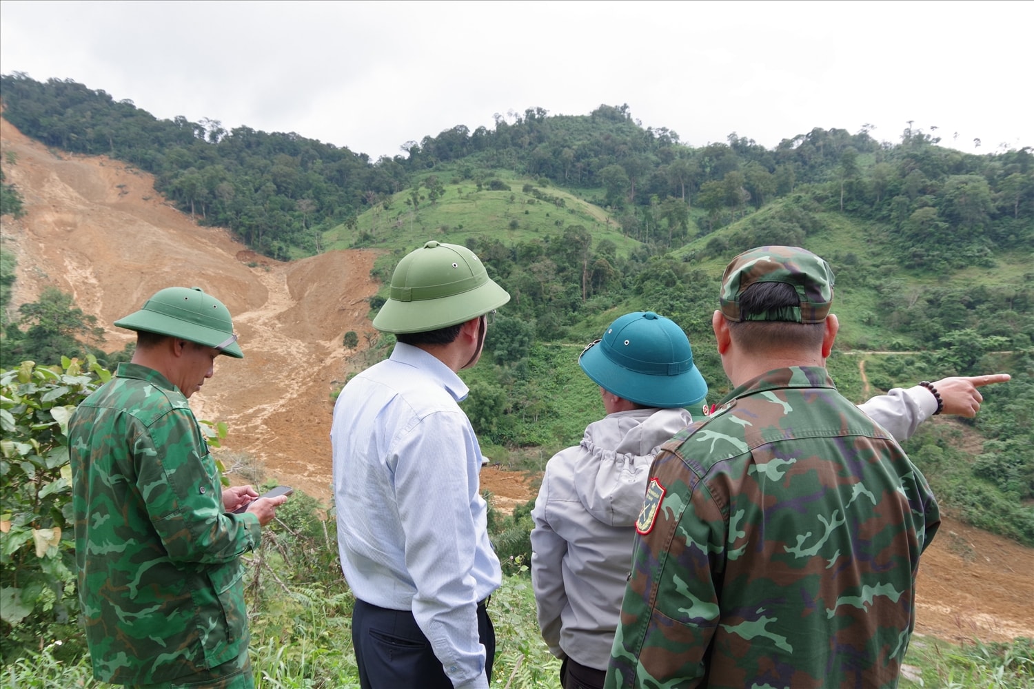 Phó Chủ tịch UBND TP Đà Nẵng Trần Nam Hưng kiểm tra khu vực xảy ra sạt lở.