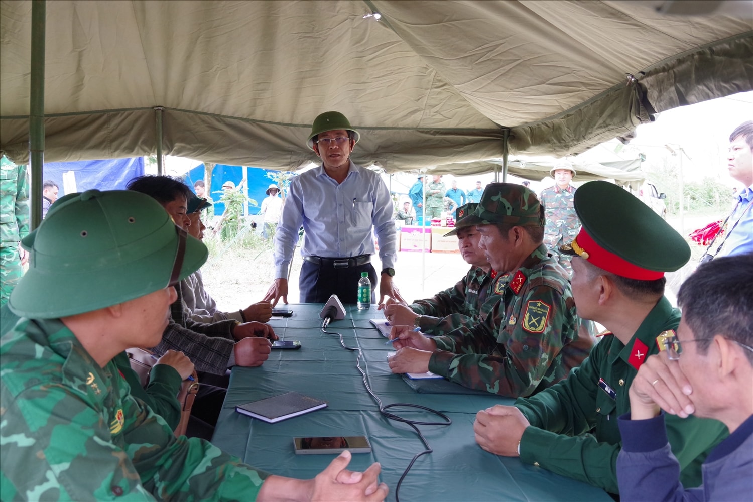 Phó Chủ tịch UBND TP Đà Nẵng Trần Nam Hưng làm việc với các lực lượng tìm kiếm 3 người mất tích. (Ảnh Thi Thi)