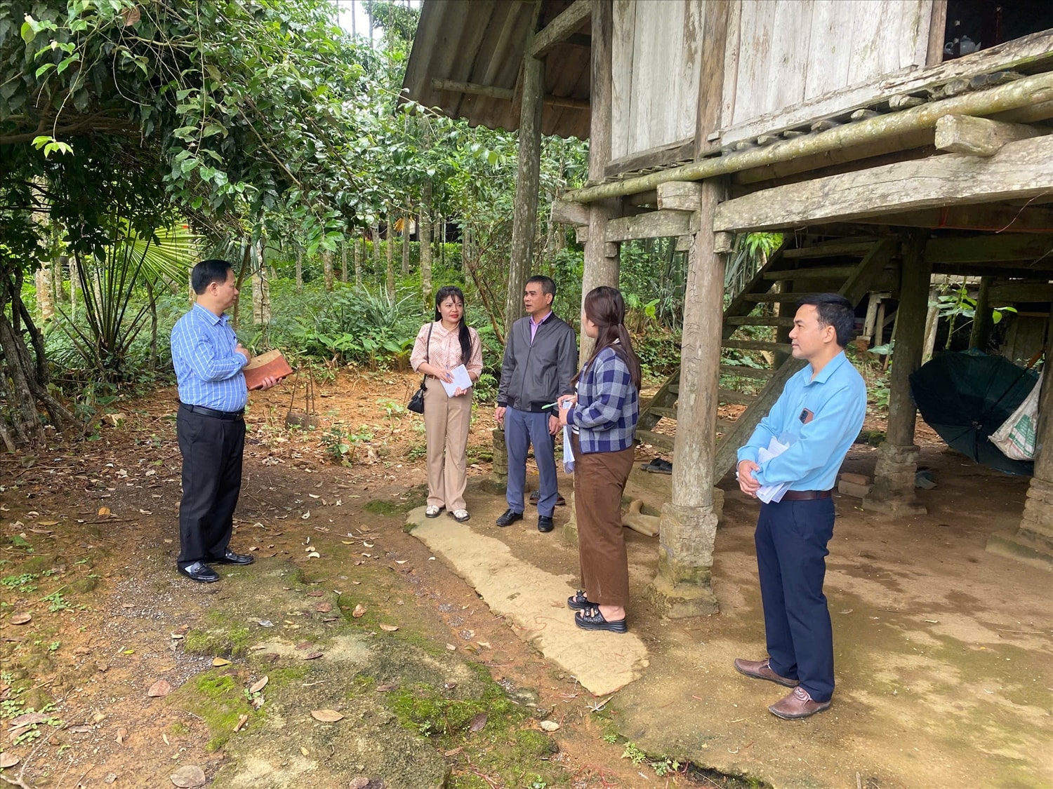 Hộ ông Bùi Văn Toan (sinh năm 1962), xóm Hải Sơn, xã Bao La, tỉnh Phú Thọ được cán bộ đến thăm, chia sẻ và động viên trong quá trình phát triển kinh tế để vươn lên thoát nghèo.