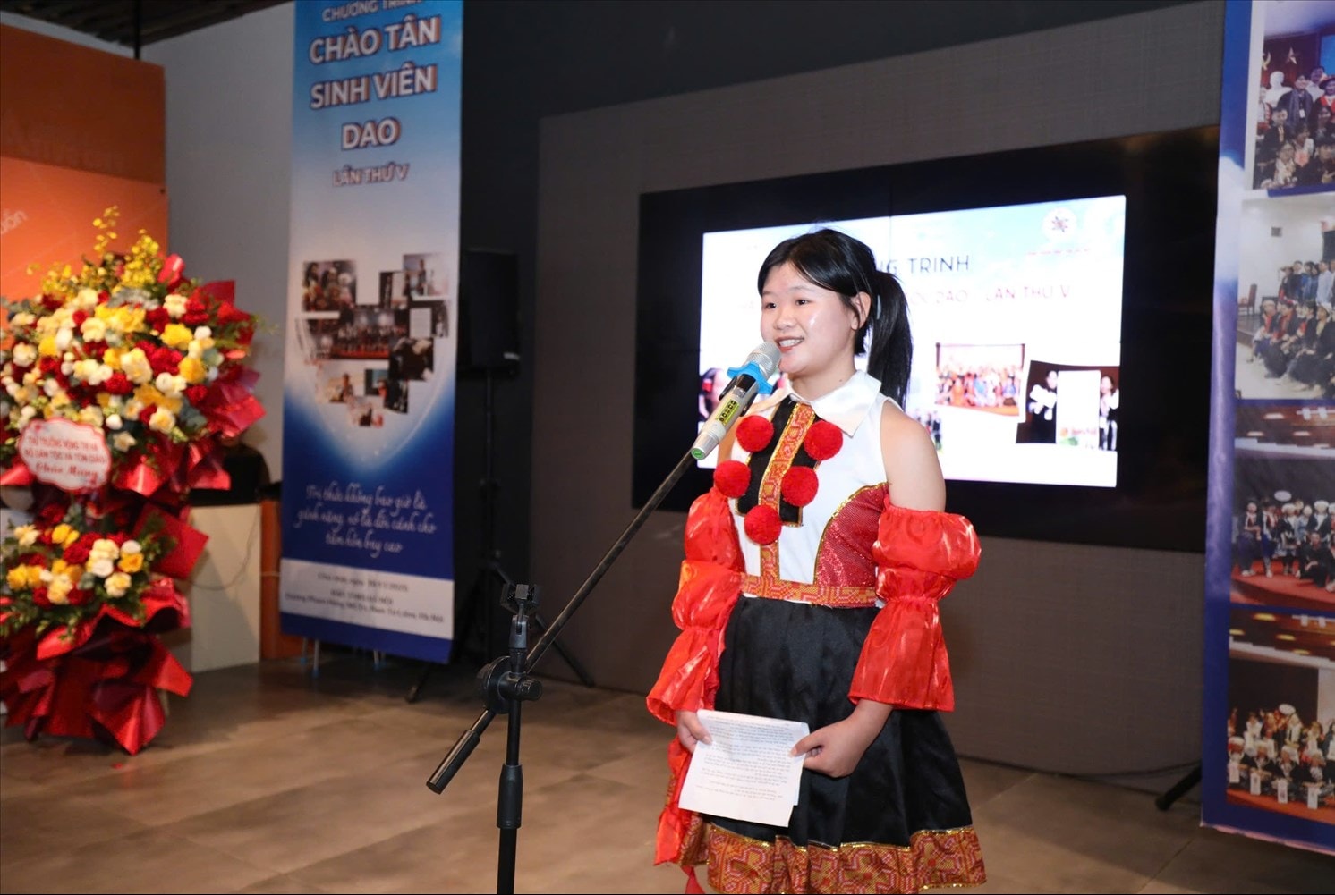 Em Phàn Lờ Mẩy, sinh viên năm thứ nhất khoa Sư phạm, Trường Đại học Thủ đô Hà Nội, đến từ xã Sì Lở Lầu (tỉnh Lai Châu) - đại diện cho các tân sinh viên dân tộc Dao tại Hà Nội phát biểu Em Phàn Lờ Mẩy, sinh viên năm thứ nhất khoa Sư phạm, Trường Đại học Thủ đô Hà Nội, đến từ xã Sì Lở Lầu (tỉnh Lai Châu) - đại diện cho các tân sinh viên dân tộc Dao tại Hà Nội phát biểu