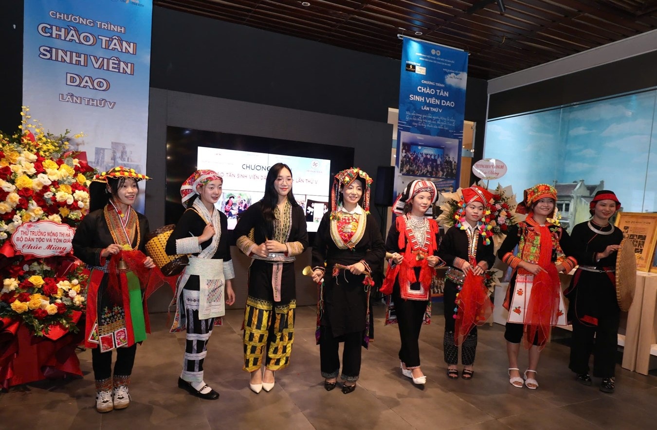 Trình diễn trang phục dân tộc các nhóm Dao địa phương Trình diễn trang phục dân tộc các nhóm Dao địa phương