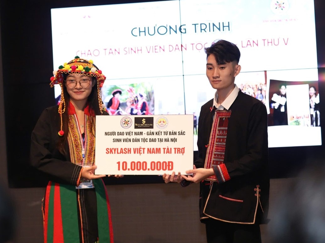 Cựu sinh viên dân tộc Dao Bàn Lục Quân, tốt nghiệp đại học và hiện đang làm việc tại một công ty dược ở TP. Hồ Chí Minh, đã trở về đóng góp món quà trị giá 10 triệu đồng cho Chương trình. Cựu sinh viên dân tộc Dao Bàn Lục Quân, tốt nghiệp đại học và hiện đang làm việc tại một công ty dược ở TP. Hồ Chí Minh, đã trở về đóng góp món quà trị giá 10 triệu đồng cho Chương trình.