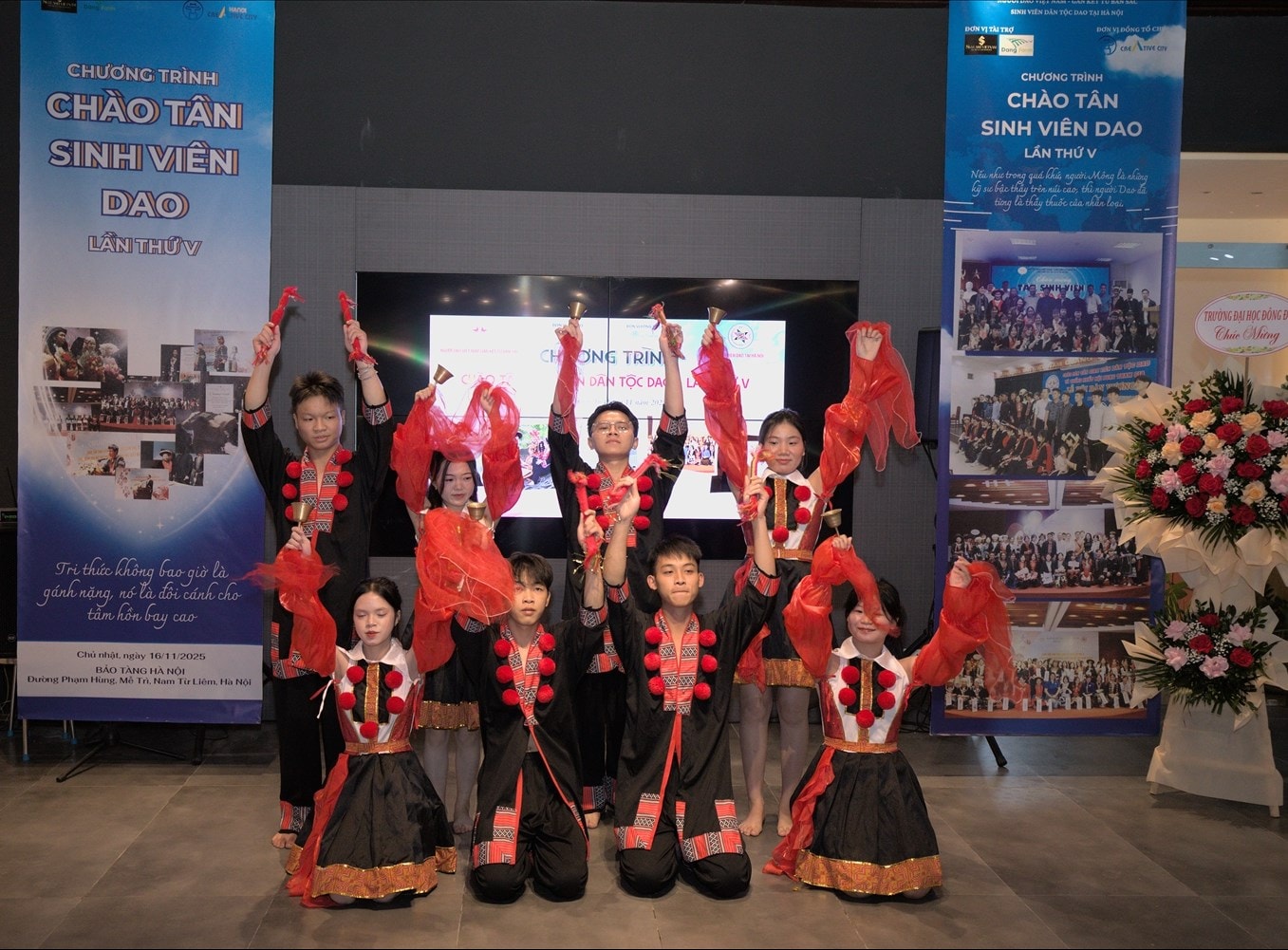 Tiết mục văn nghệ tại Chương trình “Chào tân sinh viên dân tộc Dao lần thứ V” . Ảnh Hà Phú Tiết mục văn nghệ tại Chương trình “Chào tân sinh viên dân tộc Dao lần thứ V” . Ảnh Hà Phú