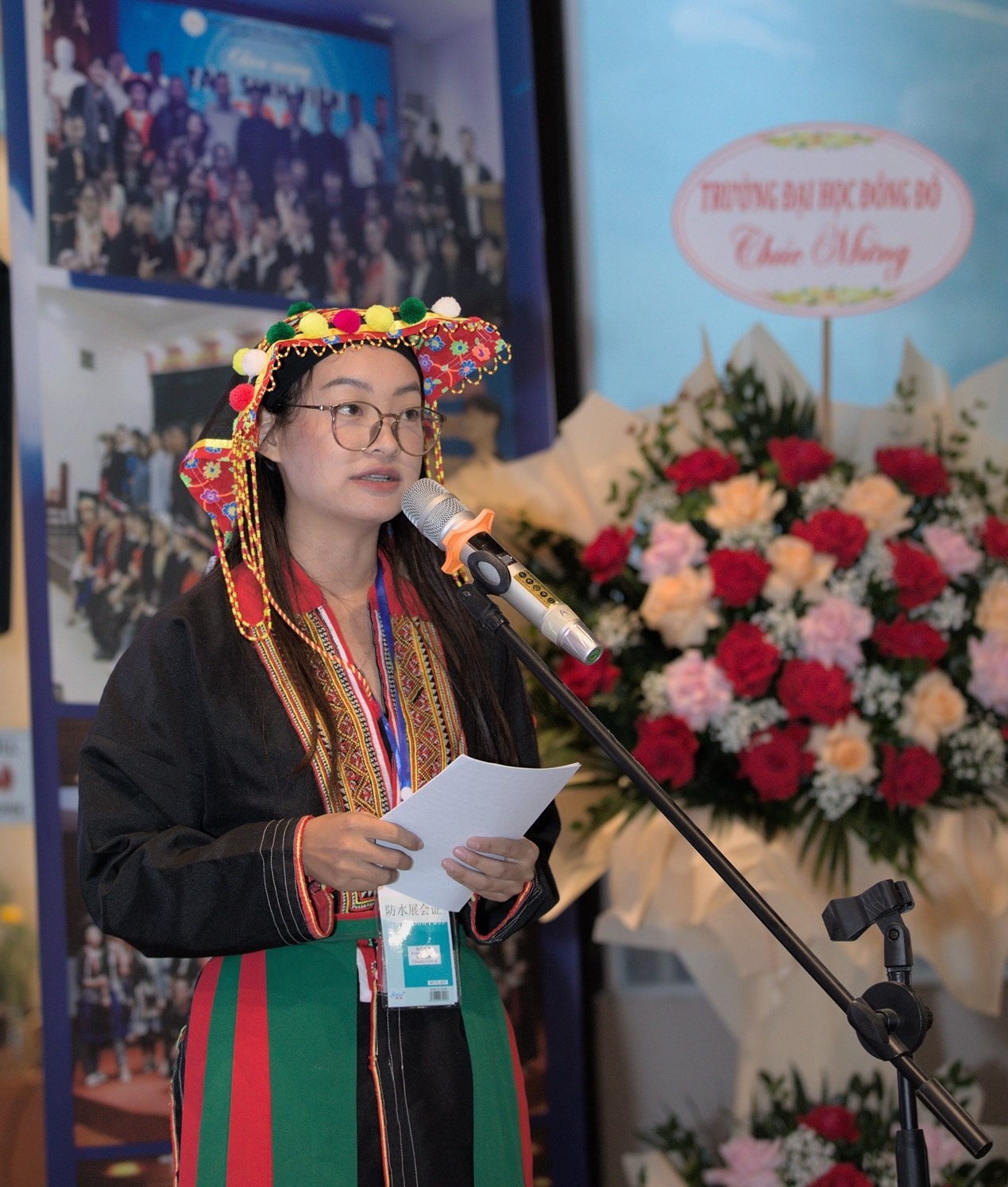 Sinh viên Triệu Thị Vân Anh, Sinh viên năm thứ 5 - Trường Đại học Y Dược (Đại học Quốc gia Hà Nội), Chủ nhiệm nhóm sinh viên dân tộc Dao tại Hà Nội chia sẻ tại Chương trình. Sinh viên Triệu Thị Vân Anh, Sinh viên năm thứ 5 - Trường Đại học Y Dược (Đại học Quốc gia Hà Nội), Chủ nhiệm nhóm sinh viên dân tộc Dao tại Hà Nội chia sẻ tại Chương trình.