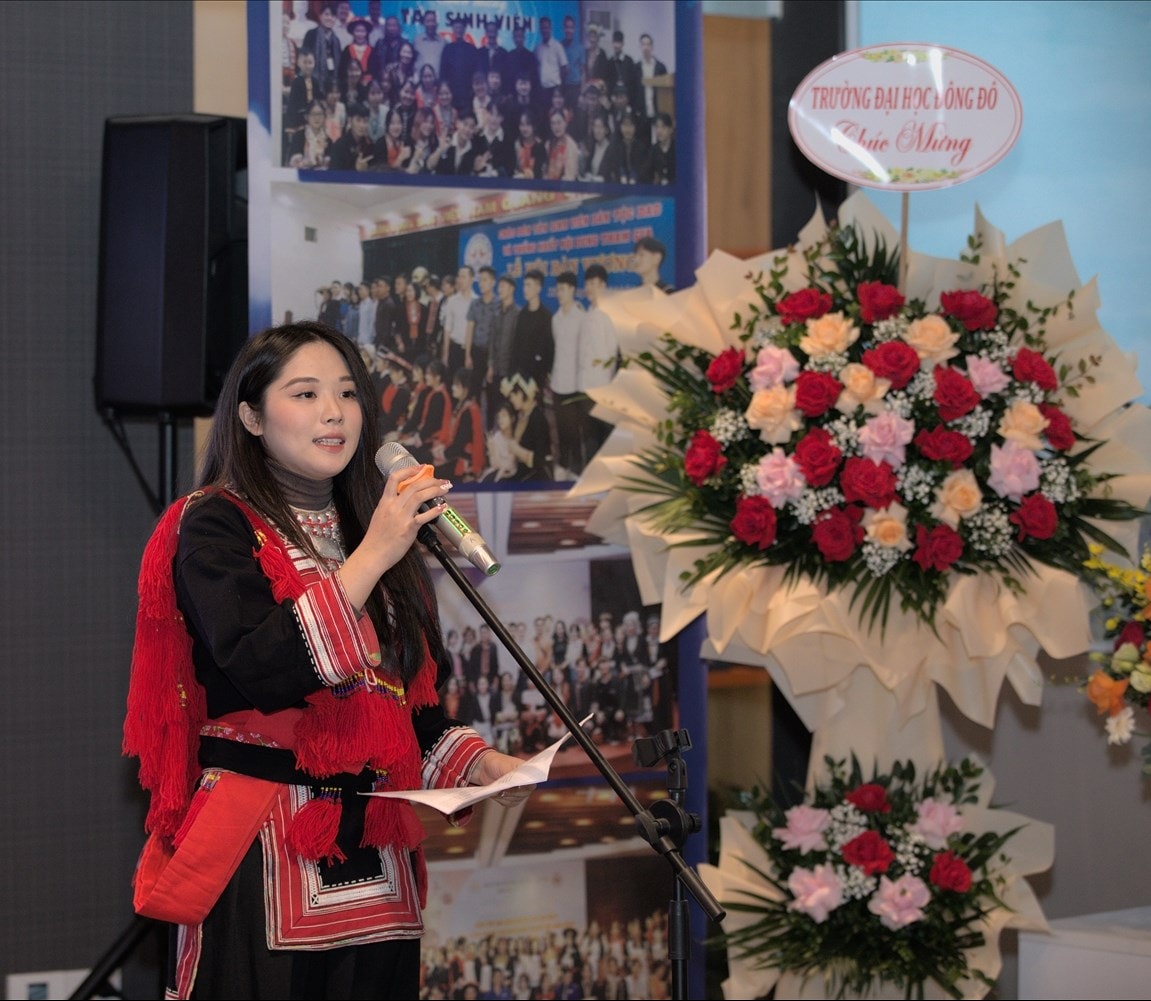 Sinh viên Triệu Mùi Moang, quê Hoàng Su Phì, tỉnh Tuyên Quang, sau 3 năm vừa học vừa đi làm thêm ở Hà Nội, nay đã tốt nghiệp Trường Cao đẳng FPT Polytechnic. Sinh viên Triệu Mùi Moang, quê Hoàng Su Phì, tỉnh Tuyên Quang, sau 3 năm vừa học vừa đi làm thêm ở Hà Nội, nay đã tốt nghiệp Trường Cao đẳng FPT Polytechnic.